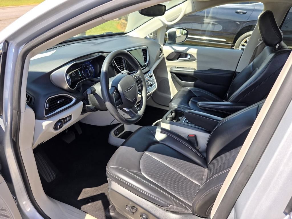 Used 2023 Chrysler Pacifica Touring-L FWD image 24