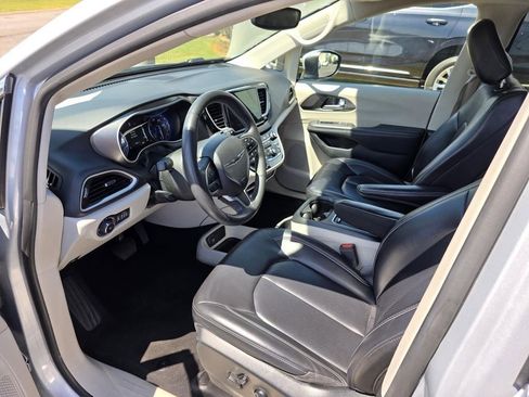 Used 2023 Chrysler Pacifica Touring-L FWD image 24