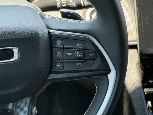 Used 2025 Jeep Grand Cherokee Altitude RWD image 19