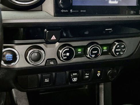 Certified 2018 Toyota Tacoma TRD Off-Road AWD/4WD image 14