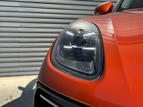 Certified 2025 Porsche Macan image 12