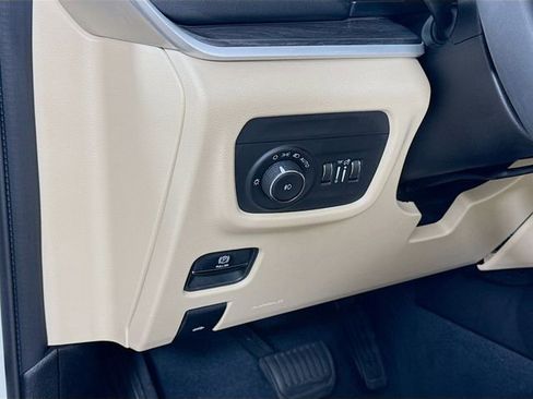 Used 2023 Jeep Grand Cherokee Limited image 10