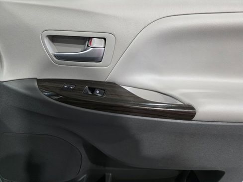 Used 2017 Toyota Sienna XLE w/ XLE Navigation Package image 13