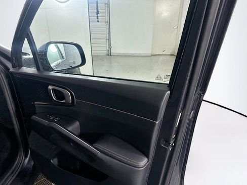 Used 2023 Kia Sorento LX image 31