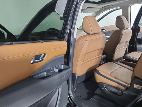Used 2024 Nissan Pathfinder Platinum w/ Lighting Package (N92) AWD/4WD image 18