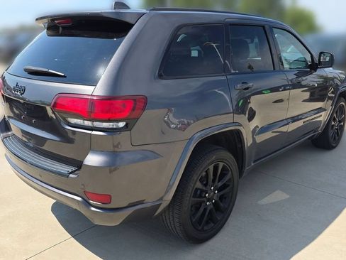 Used 2018 Jeep Grand Cherokee Altitude AWD/4WD image 5
