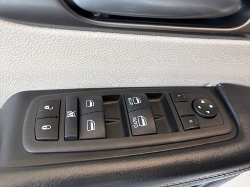 Used 2024 Chrysler Pacifica Limited FWD image 13