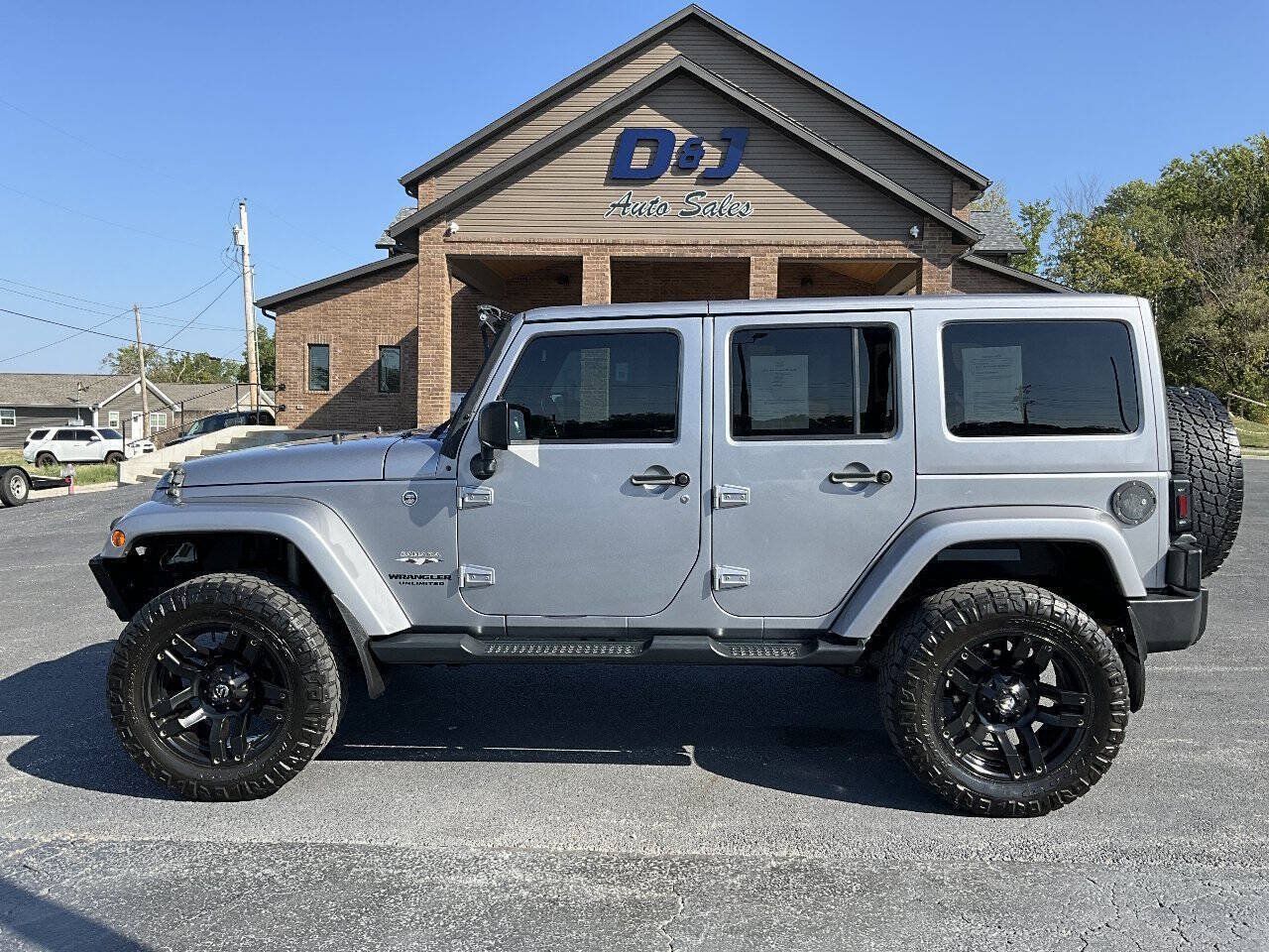 Used 2016 Jeep Wrangler Unlimited Sahara w/ Connectivity Group AWD/4WD image 3