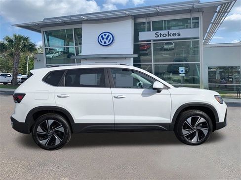 New 2026 Volkswagen Taos SE image 3