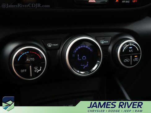 Used 2025 Hyundai Venue SEL FWD image 38