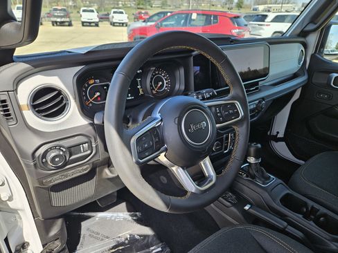 Used 2025 Jeep Wrangler Unlimited Sahara AWD/4WD image 16
