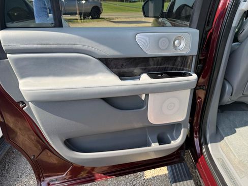 Used 2018 Lincoln Navigator L Reserve w/ Technology Package AWD/4WD image 8