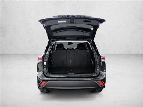 Used 2023 Toyota Highlander XLE image 7