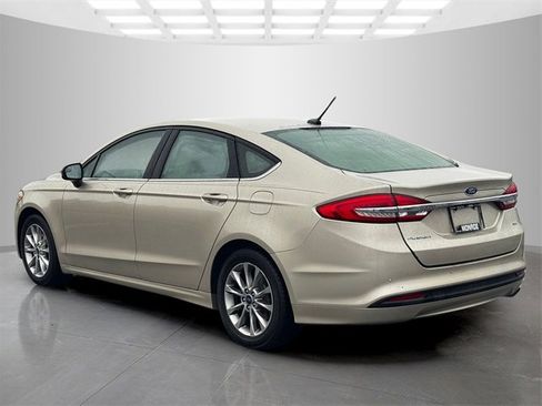 Used 2017 Ford Fusion SE w/ Fusion SE Technology Package image 5