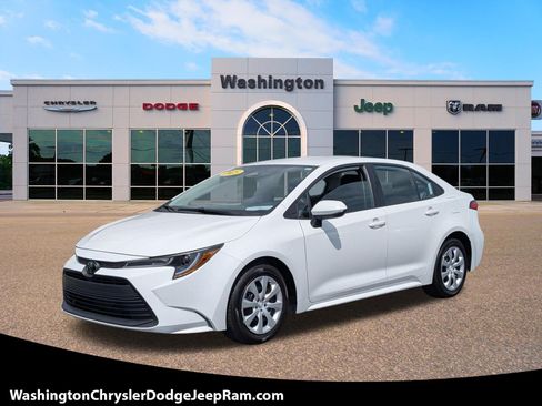 Used 2025 Toyota Corolla LE FWD image 1