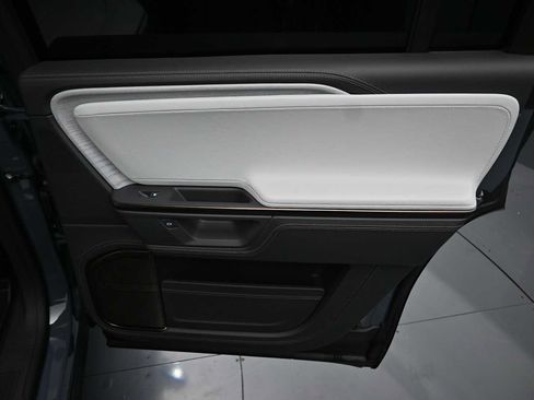 Used 2025 Rivian R1S Premium AWD/4WD image 20