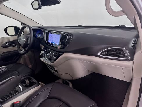 Used 2024 Chrysler Pacifica Touring-L FWD image 29