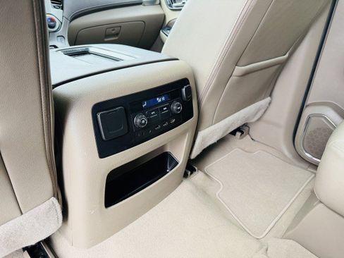 Used 2019 Chevrolet Suburban LT image 8