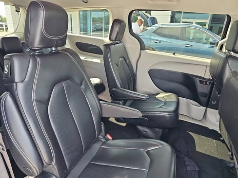 Used 2023 Chrysler Pacifica Touring-L FWD image 17