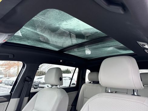 Certified 2022 Volkswagen Tiguan SE R-Line image 12