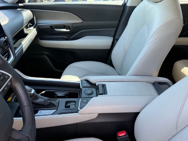 Used 2024 Toyota Grand Highlander AWD image 12