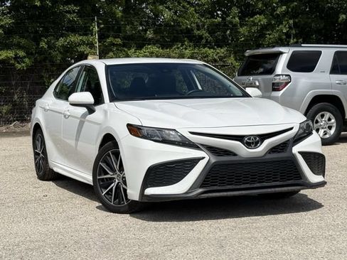 Used 2024 Toyota Camry SE FWD image 2
