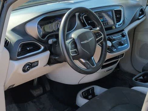 Used 2020 Chrysler Pacifica Touring image 10