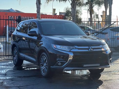 Used 2016 Mitsubishi Outlander SE image 3