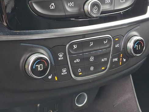 Used 2023 Chevrolet Traverse LT image 16