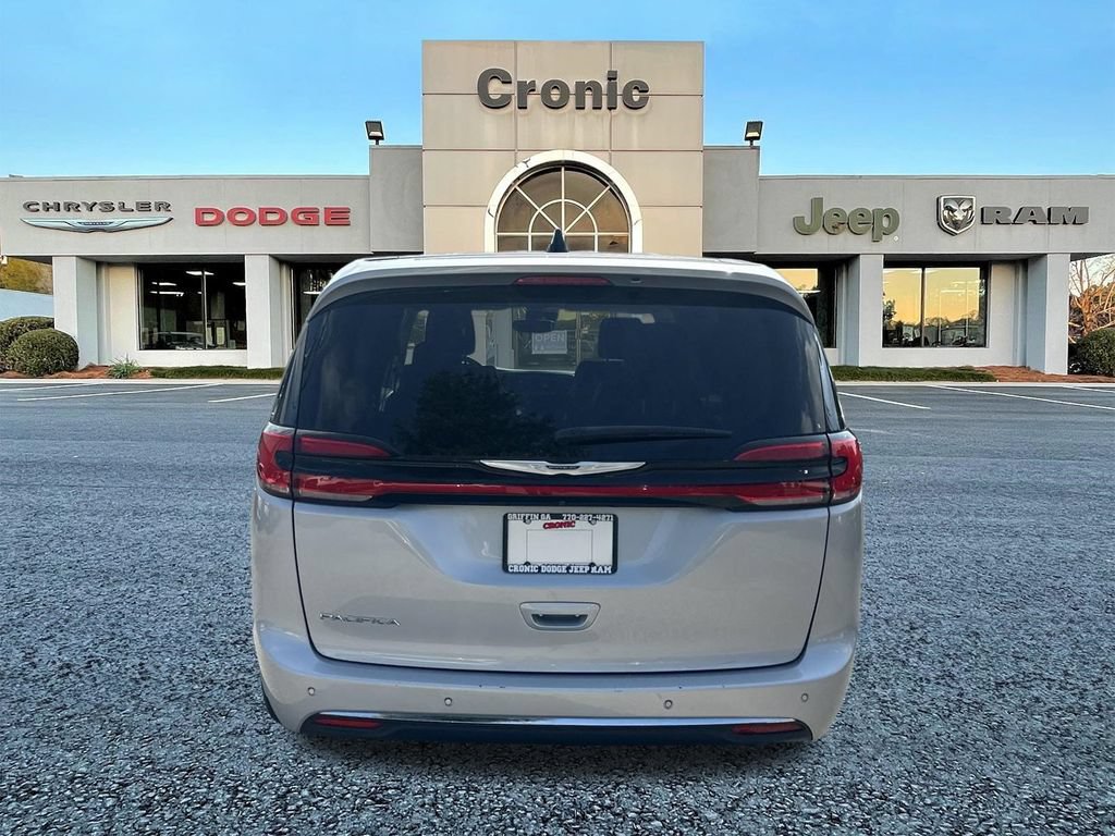 Used 2024 Chrysler Pacifica Touring-L FWD image 4