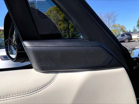 Used 2025 Land Rover Range Rover Long Wheelbase SE image 35