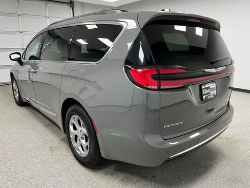 Used 2023 Chrysler Pacifica Limited FWD image 7