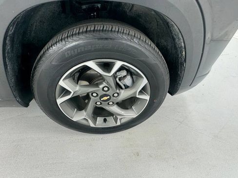 Used 2025 Chevrolet Trax LT w/ LT Convenience Package FWD image 9