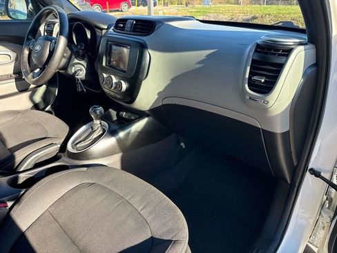 Used 2016 Kia Soul + image 18