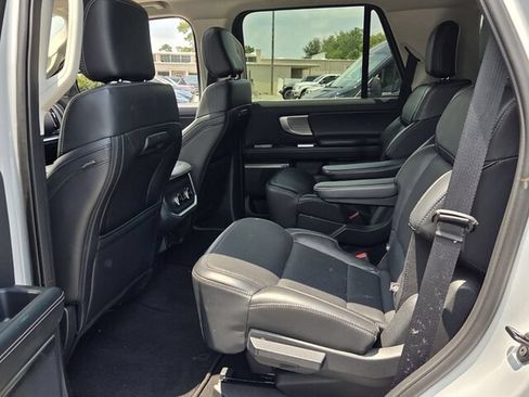 Used 2025 Ford Expedition Platinum AWD/4WD image 7