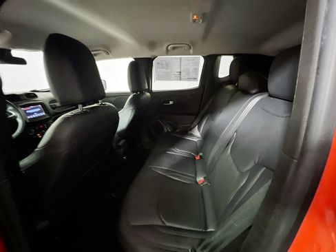 Used 2021 Jeep Renegade Latitude FWD image 29