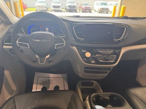 Used 2022 Chrysler Pacifica Touring-L FWD image 4