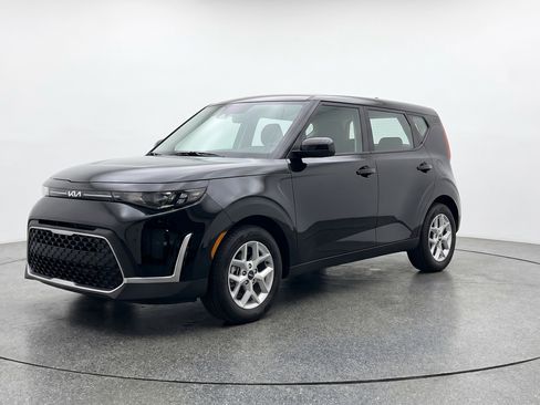 Used 2025 Kia Soul LX w/ LX Technology Package FWD image 3