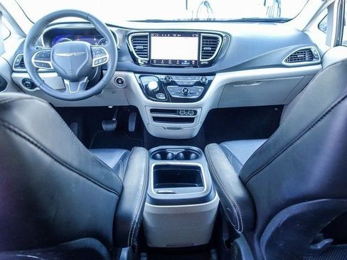 Used 2023 Chrysler Pacifica Touring-L image 4