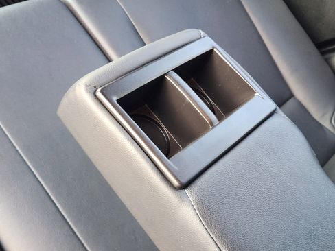 Used 2018 Toyota RAV4 SE image 39