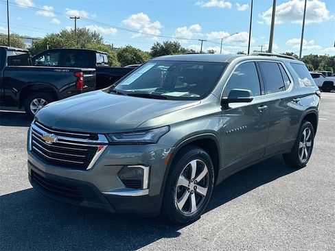 Used 2022 Chevrolet Traverse LT w/ LT Premium Package image 3