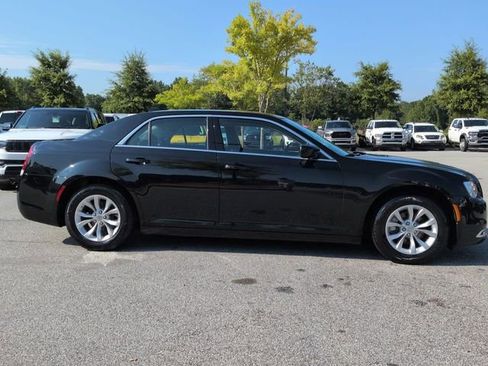 Used 2022 Chrysler 300 Touring image 3