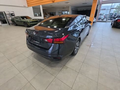 Used 2022 Nissan Altima 2.5 SV FWD image 9