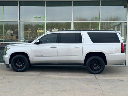 Used 2019 Chevrolet Suburban LT image 4