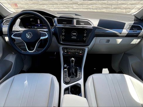Certified 2022 Volkswagen Tiguan SE w/ Panoramic Sunroof Package image 15
