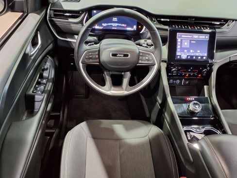Used 2023 Jeep Grand Cherokee Laredo w/ Luxury Tech Group I AWD/4WD image 10