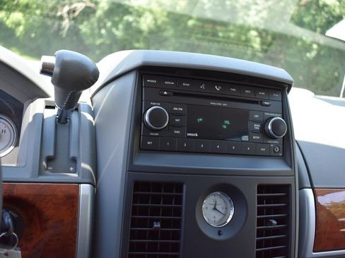 Used 2008 Chrysler Town & Country Touring FWD image 14