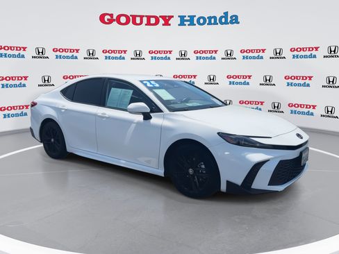 Used 2025 Toyota Camry SE w/ Convenience Package FWD image 2