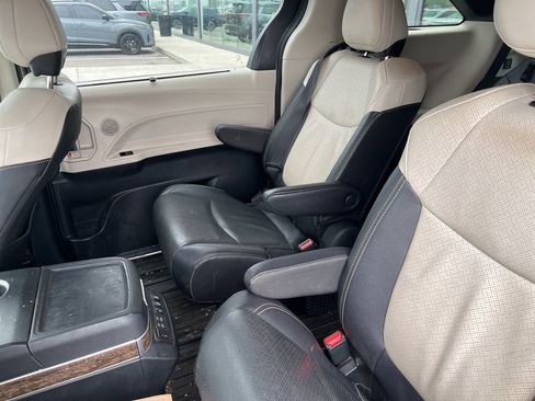 Used 2025 Toyota Sienna Platinum image 14