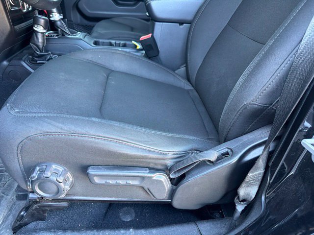 Used 2018 Jeep Wrangler Unlimited Sahara AWD/4WD image 7
